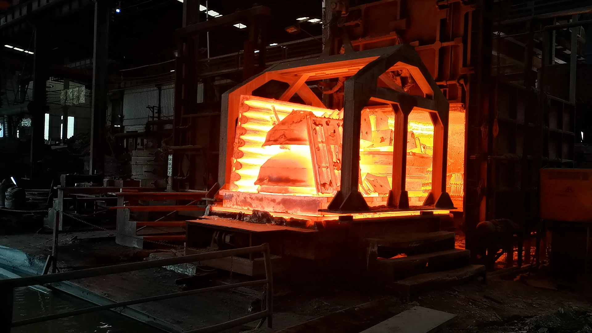 Casting and heat treatment for cone crusher bowl liner